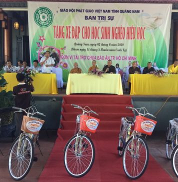 Núi Thành: Rót đồng đúc 2 đại hồng chung và trao tặng 50 xe đạp cho học sinh nghèo hiếu học tại chùa Hòa Mỹ