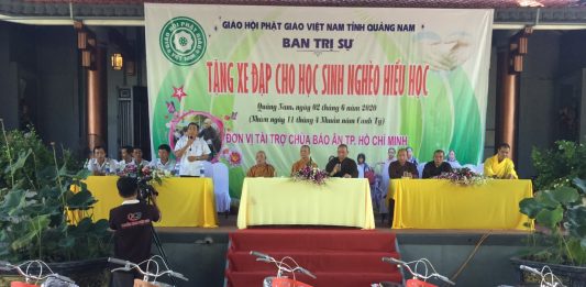 Núi Thành: Rót đồng đúc 2 đại hồng chung và trao tặng 50 xe đạp cho học sinh nghèo hiếu học tại chùa Hòa Mỹ