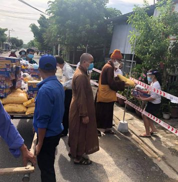 Duy Xuyên: Chùa Lầu tặng quà cho người dân đang thực hiện cách ly