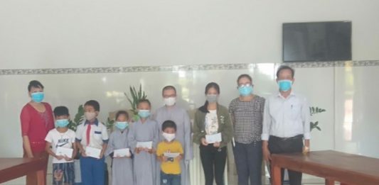 Núi Thành: Chùa Bửu Quang tặng quà khuyến học nhân dịp năm học mới