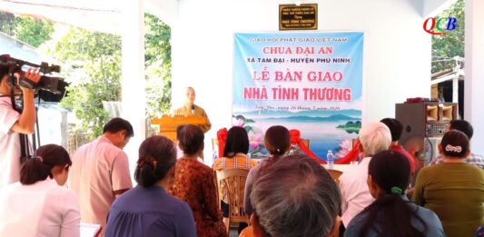 Video QCB: Nhiều chùa trao tặng nhu yếu phẩm cho các chốt kiểm dịch và khu cách ly tại huyện Thăng Bình, Đại Lộc và Duy Xuyên.