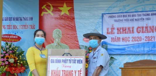 Thăng Bình: GĐPT chùa Tất Viên tặng khẩu trang cho các trường nhân lễ khai giảng