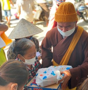 Duy Xuyên: Trao tặng 200 phần quà đến bà con có hoàn cảnh khó khăn tại thôn Nghĩa Mỹ, H.Đại lộc