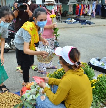 Đại Lộc: Vu lan – Phật tử cài hoa hồng trong chợ