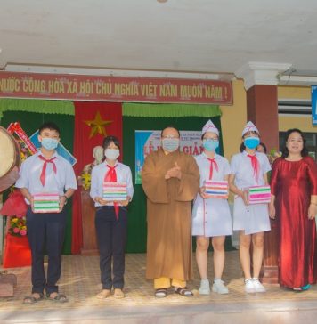 Điện Bàn: Chùa Phước Minh và Phổ Minh tặng quà khuyến học, từ thiện
