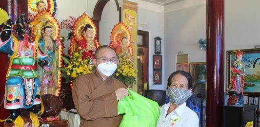 Tam Kỳ: Chùa Linh Bửu tặng 100 phần quà nhân dịp Vu lan