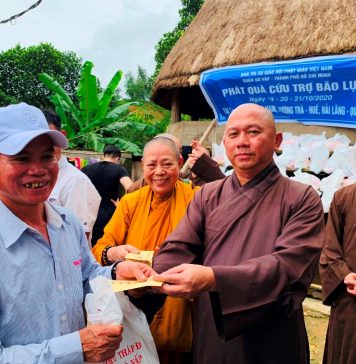 Đông Giang: Ban Trị sự PG Q.Gò Vấp cứu trợ bà con miền núi