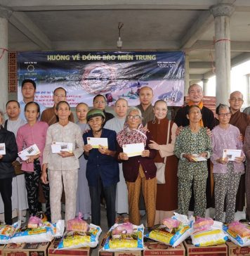 Chùa Thanh Nguyên (Bà Rịa Vũng Tàu) trao tặng quà cho bà con bị ảnh hưởng bão lụt tại các tỉnh miền Trung