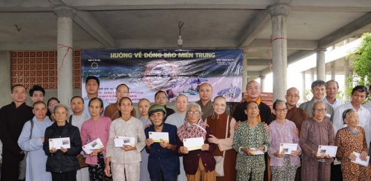 Chùa Thanh Nguyên (Bà Rịa Vũng Tàu) trao tặng quà cho bà con bị ảnh hưởng bão lụt tại các tỉnh miền Trung