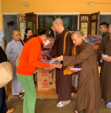 Đại Lộc: 200 phần quà trao tặng bà con vùng ngập lụt nặng tại xã Đại Hưng