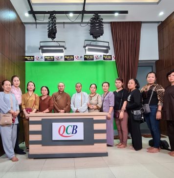 Ban Từ thiện Phật giáo Lâm Đồng thăm trường quay QCB và trao tặng 100 phần quà đến bà con vùng ngập lụt tại chùa Linh Bửu