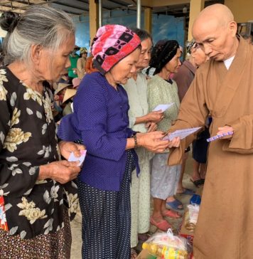 Hội An: Phật giáo thành phố tặng quà cứu trợ bão lụt tại chùa Tứ Hiệp