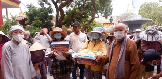 Hội An: Ban Từ thiện Xã hội PG thành phố tặng quà từ thiện tại chùa Bảo Thắng