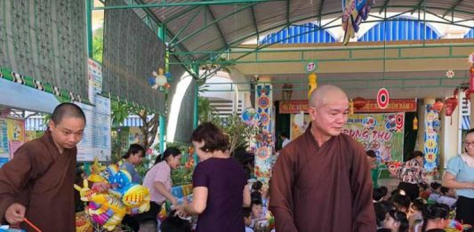 Duy Xuyên: Chùa Lầu tặng quà trung thu tại các trường học trong xã Duy Trinh