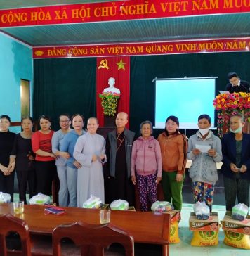 Núi Thành: Chùa Phổ Minh tặng quà cho người dân địa phương