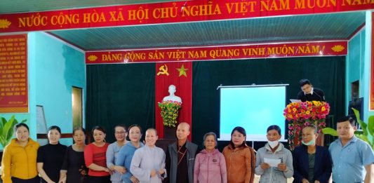 Núi Thành: Chùa Phổ Minh tặng quà cho người dân địa phương