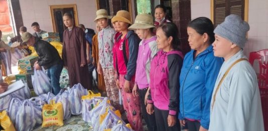 Núi Thành: Chùa Yên Sơn tặng quà cho người dân vùng lũ Quảng Bình