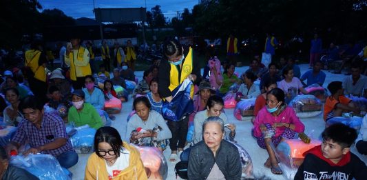 Duy Xuyên: Ban Từ thiện xã hội Trung ương Giáo hội thăm tặng quà cứu trợ bão lụt