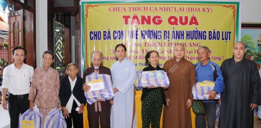 Tam Kỳ: Chùa Thích Ca Như Lai (Hoa Kỳ) tặng 300 phần quà bão lụt tại xã Tam Thăng