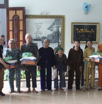 Tam Kỳ: Chia sẻ 100 phần quà với người dân bị ảnh hưởng bão lụt tại xã Tam Thăng