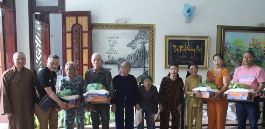 Tam Kỳ: Chia sẻ 100 phần quà với người dân bị ảnh hưởng bão lụt tại xã Tam Thăng