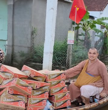 Tam Kỳ: Chư tôn đức tặng quà cho bà con vùng ngập nước