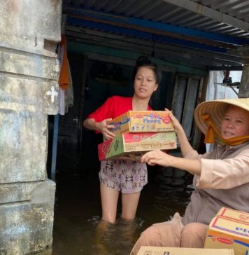 Thăng Bình: Chùa Bình Hải trao quà hỗ trợ bà con bị ảnh hưởng cơn bão số 6