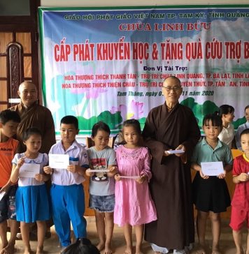 Tam Kỳ: Trao tặng 100 suất khuyến học và quà bão lụt tại chùa Linh Bửu