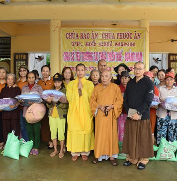 Chùa Báo Ân, chùa Phước Ân (TP.HCM) trao tặng quà cứu trợ bão lụt tại Huế và Quảng Nam
