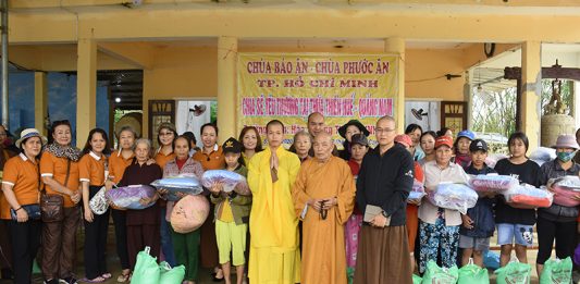 Chùa Báo Ân, chùa Phước Ân (TP.HCM) trao tặng quà cứu trợ bão lụt tại Huế và Quảng Nam