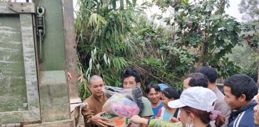 Bắc Trà My: Trao tặng 350 suất quà tại xã Trà Bui