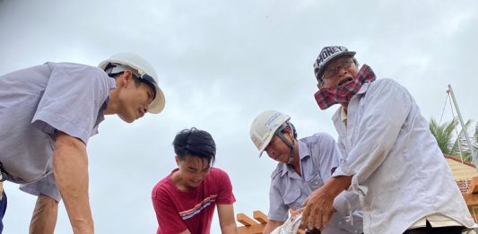 Hội An: Phật tử Hội An chung tay làm sạch bờ biển Cửa Đại sau bão số 13