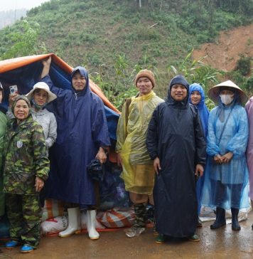 Phước Sơn: Chùa Phổ Châu tặng quà cho người dân vùng núi sau bão số 9