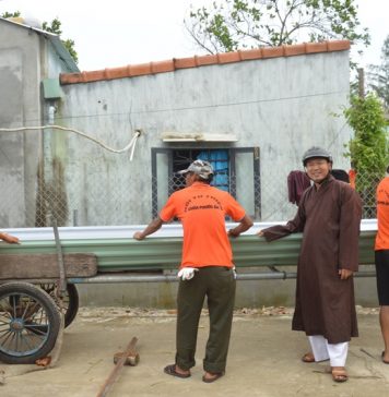 Thăng Bình: Hội Từ thiện chùa Phước Ấm hỗ trợ lợp lại nhà cho người dân