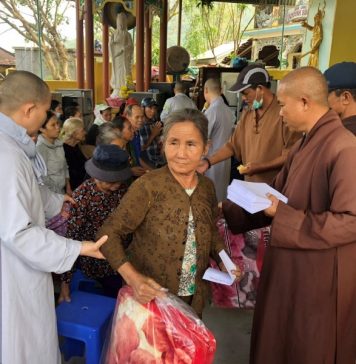 Hội An: Đoàn từ thiện Phật giáo thành phố tặng quà tại Nông Sơn