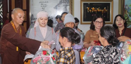 Phật giáo tỉnh Ninh Thuận tặng hơn 500 triệu đồng giúp bà con khắc phục bão lụt tại Quảng Nam và Quảng Ngãi