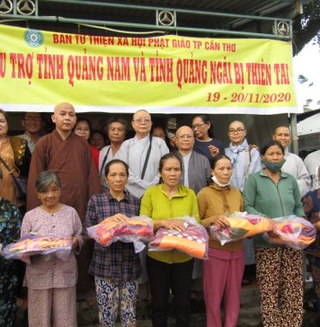 Tam Kỳ: Phân Ban Ni giới PG TP. Cần Thơ tặng quà tại chùa Phú Quang