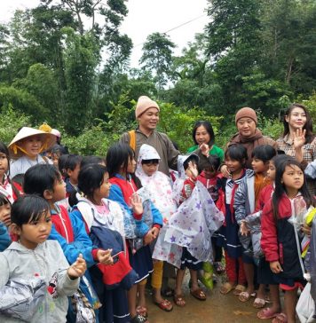 Nam Giang: Tăng Ni trẻ các tỉnh phía Bắc tặng quà cho đồng bào