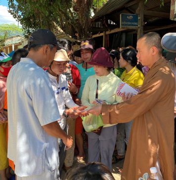 Hội An: Phật giáo thành phố tiếp tục tặng quà tại Nam Trà My