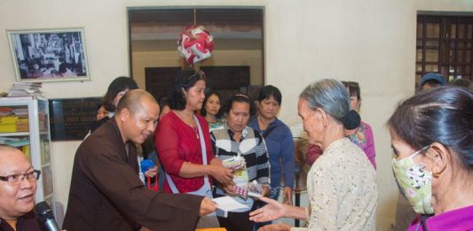 Điện Bàn: Đoàn từ thiện PG chùa Hải Trí (Bà Ria – Vũng Tàu) trao quà hỗ trợ bão lụt tại chùa Phổ Quang