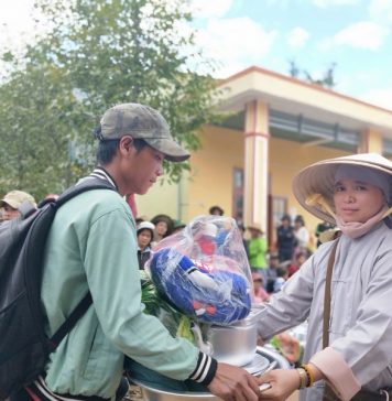 Nam Trà My: Tặng quà cho đồng bào xã Trà Nam