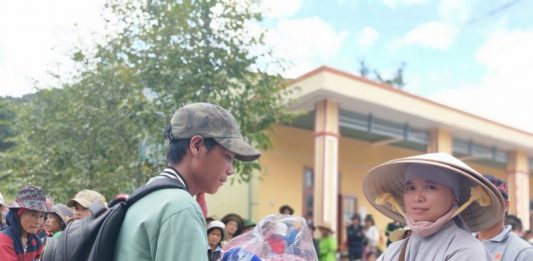 Nam Trà My: Tặng quà cho đồng bào xã Trà Nam