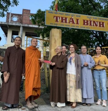 Chùa Thiên Quang (Bình Dương) trao tặng 700 triệu đồng quà ủng hộ bão lụt tại Quảng Nam