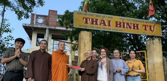 Chùa Thiên Quang (Bình Dương) trao tặng 700 triệu đồng quà ủng hộ bão lụt tại Quảng Nam