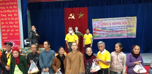 Hiệp Đức: Chùa Bình An tặng quà từ thiện