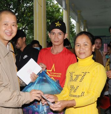 Phước Sơn: Tổ đình Quảng Ân (Bình Thuận) tặng quà cho bà con miền núi xã Phước Hòa