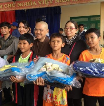 Hiệp Đức: Chùa Thiên Quang (Bình Dương) tặng quà cho học sinh và nhà tình thương cho người nghèo