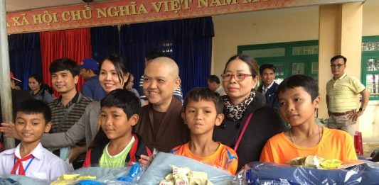 Hiệp Đức: Chùa Thiên Quang (Bình Dương) tặng quà cho học sinh và nhà tình thương cho người nghèo