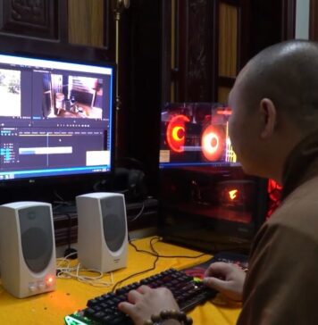 Video QCB: Nhà sư vùng lũ dấn thân kể chuyện bằng hình ảnh