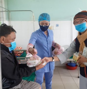 Thăng Bình: Ban Từ thiện xã hội PG huyện tặng cơm tại các bệnh viện